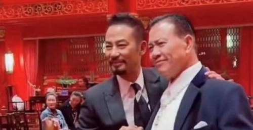 万梓良任达华罕见同框！前者热情握手不愿放，后者被指懒搭理对方