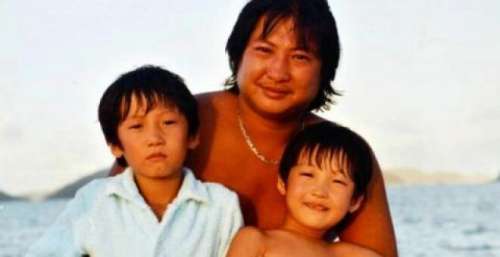 洪金宝儿子洪天明罕见晒家庭旧照 祖孙三代同框似复制粘贴