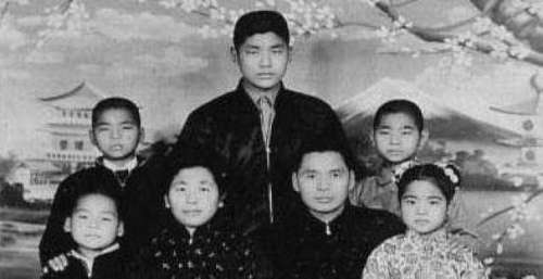 他资质平平，毫无成就，但生了个不平凡的女儿，至今为人喝彩