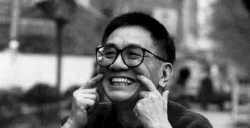 他是香港流行文化的代表，被称为“流行歌词宗匠”的黄霑