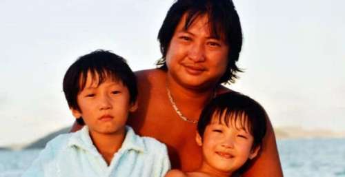 洪金宝儿子晒珍贵家庭旧照，亲妈年轻时美貌出众，离婚30年未再嫁