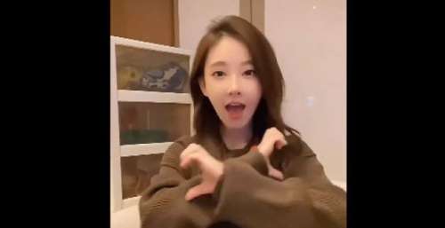 冯提莫再现佛系少女手势舞，回忆杀，网友纷纷直呼：梦回2018年