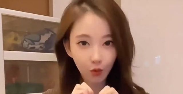 冯提莫再跳《佛系少女》手势舞，动作熟练游刃有余，网友：爷青回