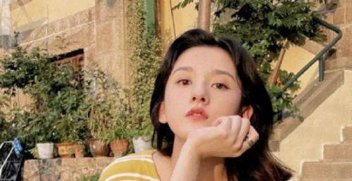 宋祖儿脖子太细暴起青筋，身形单薄像小女孩，她曾为拍戏增肥8斤