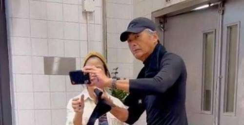 网友饭馆偶遇周润发？两鬓斑白身材显瘦，独自一人用餐无人打扰