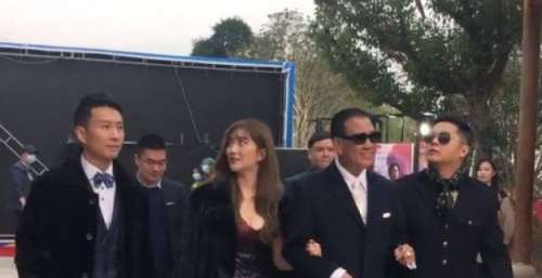 老戏骨万梓良亮相电影节，小16岁娇妻身材傲人，两人同框像父女
