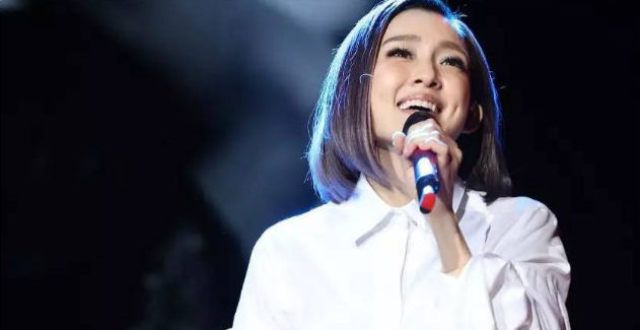 港台歌后被质疑“两副面孔”，业内人士称：台上亲和台下耍大牌