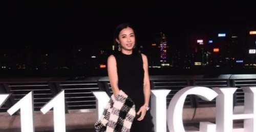 甘比才是潜力股，穿落地长裙美艳不输李嘉欣，刘銮雄真没有选错