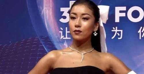 TMEA音乐盛典红毯，吉克隽逸状况不断，主持人的一句话让她尴尬了