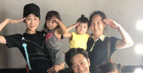 陈浩民夫妇直播时将剩菜给保姆吃，被指不尊重人，夫妻俩狼狈下播