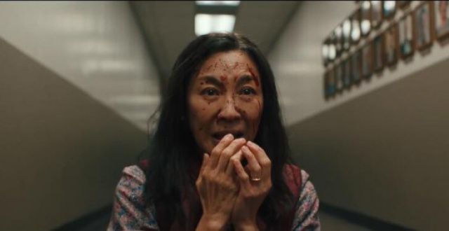 《全部世界同时一切》发预告片 杨紫琼分饰多角