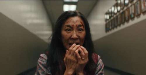《全部世界同时一切》发预告片 杨紫琼分饰多角