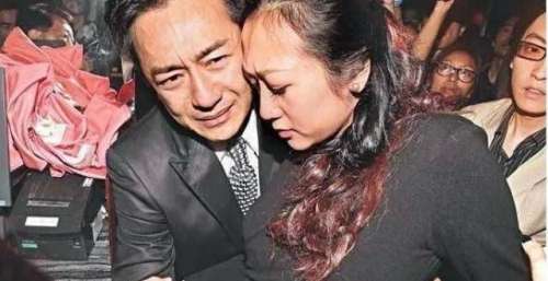 陈浩民夫妇直播翻车，让保姆吃剩菜睡沙发，暴私下的素质