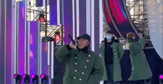 杨坤现身长春彩排跨年盛典，身披军大衣上台，满脸通红卖力演唱