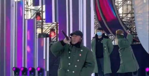 杨坤现身长春彩排跨年盛典，身披军大衣上台，满脸通红卖力演唱