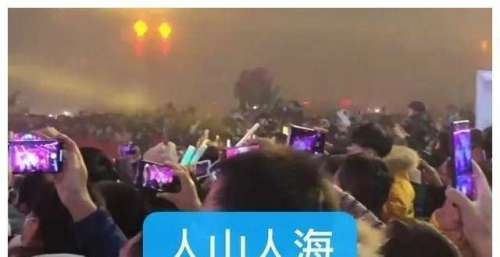大衣哥河北定州演出，他单膝下跪致谢观众，网友看了很是心酸
