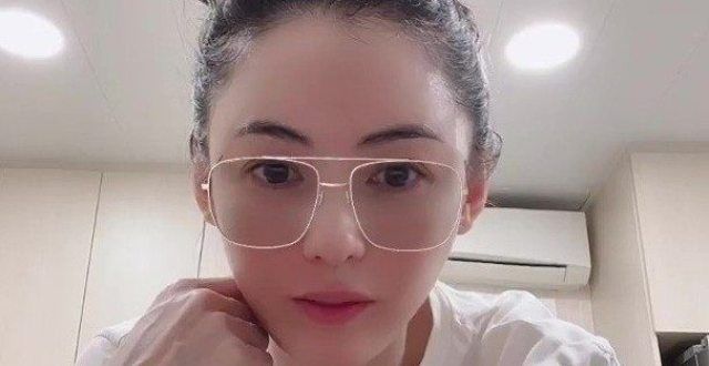 谢振楠进入青春期，已经开始长胡须了，妈妈张柏芝对他很贴心