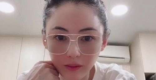 谢振楠进入青春期，已经开始长胡须了，妈妈张柏芝对他很贴心