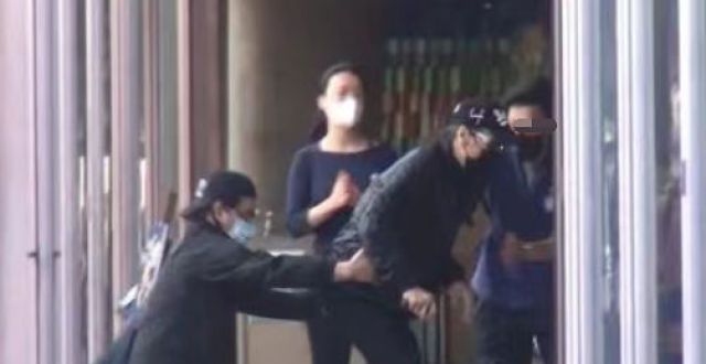 85岁拄拐现身，走路颤颤巍巍还需要助理搀扶，上楼梯险些摔倒