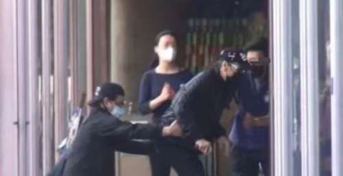 85岁拄拐现身，走路颤颤巍巍还需要助理搀扶，上楼梯险些摔倒