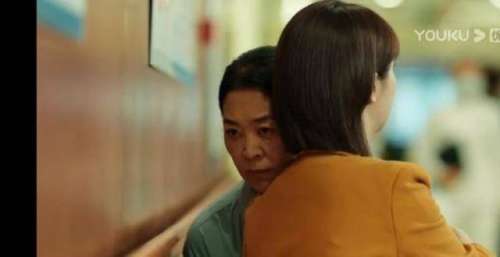 《女心理师》中倪萍被自己吓倒，躺床上装睡，演技炸裂