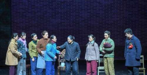 话剧《家有九凤》在海口上演