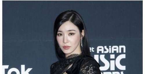 这什么意思？女团成员比出奇怪手势，有点像四川人的虫虫飞