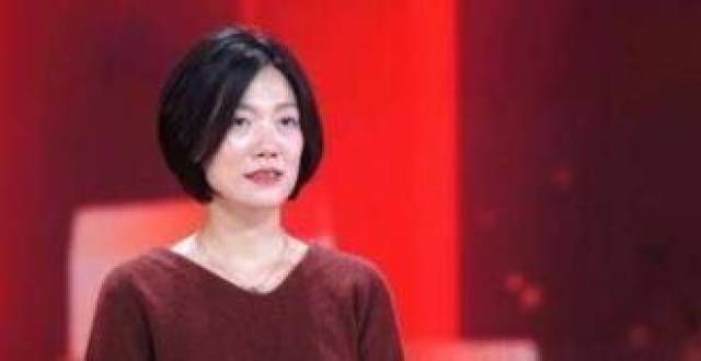 星光大道冠军近况凄凉，街头卖唱引网友热议，曾和李谷一合唱