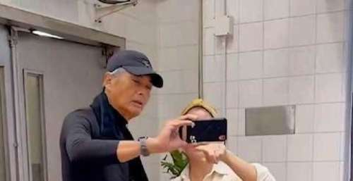 66岁周润发现身平价餐馆，清汤面配白开水好低调，满头白发抢镜
