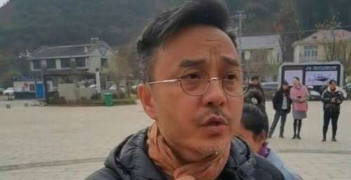 主持人汪涵低调现身农村，头发胡子都变得花白，越来越像徐峥