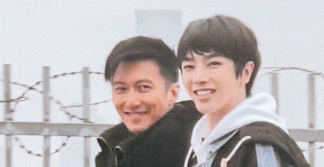 谢霆锋和华晨宇在武汉录制综艺《百姓的味道》两人在街头吃热干面！