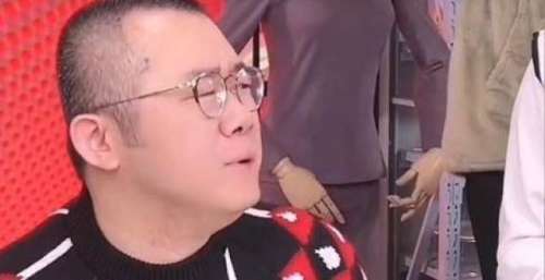 44岁涂磊直播时突然发飙，当场耍威风怒骂助理，被吐槽嘴脸丑恶