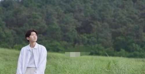 王源《夏野了》一扫而光，官宣正在加印中，脸上痘印引网友热议