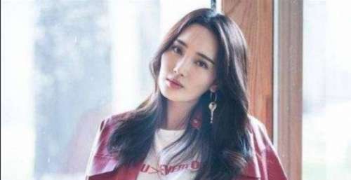 29岁当红女星疑似跟63岁制片人恋情曝光，二人一同回家，还带了孩子