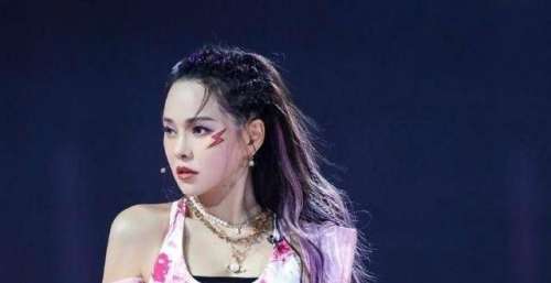 把自己当成公主一样爱惜，53岁的伊能静，活成了女孩们羡慕的样子