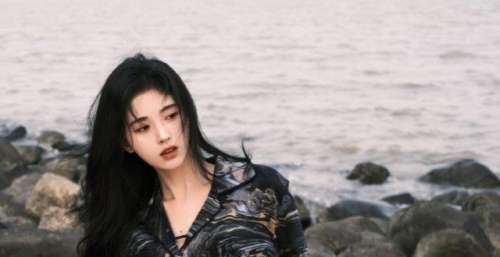 鞠婧祎迎来单飞solo四周年，演员偶像双开花，口碑却大不如以前？