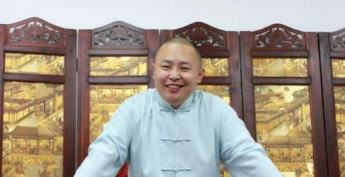 阎鹤祥从综艺说书人到电视剧说书人，解说古装新剧，能耐得到认可