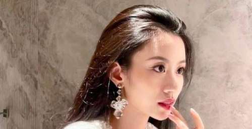 好声音冠军伍珂玥参加大湾区文化周演唱会，与三位知名女歌手同台