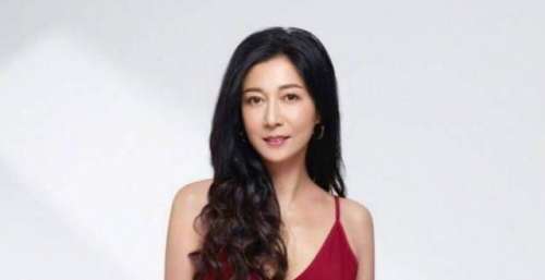 48岁吴绮莉晒近况，脸部僵硬稍显臃肿，曾曝女儿在国外借钱生活
