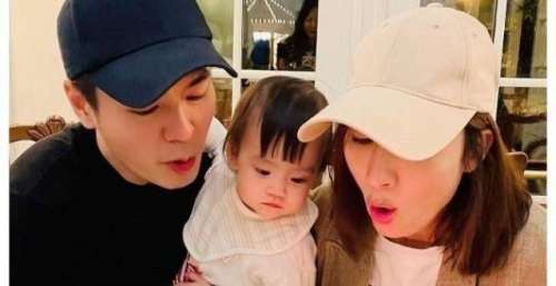 杨怡秘密诞下二胎儿子 罗仲谦晒夫妻俩与小儿子的小脚丫开心合影