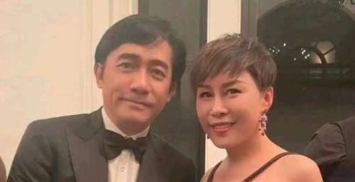 梁朝伟为妻子刘嘉玲庆生，却被拥抱贴脸献吻，身体僵硬超尴尬