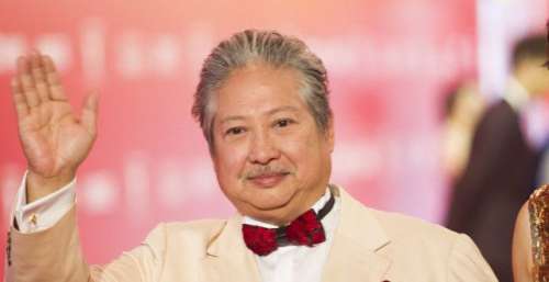 洪金宝年近七旬身体暴瘦 拄拐杖复出拍打戏