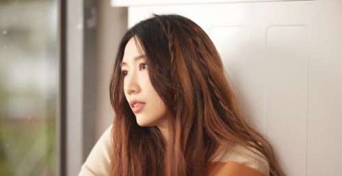 “空灵女声”黄玠玮 全新真挚创作 严冬暖阳单曲〈喜欢一个人〉