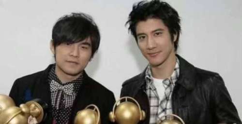 周杰伦取关王力宏后，又发动态太直接，曾公开调侃对方绯闻女友