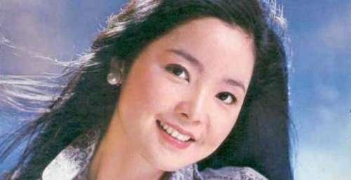 他毕业于黄埔军校却一无所成，生了个女儿成为歌星，如今名扬四海