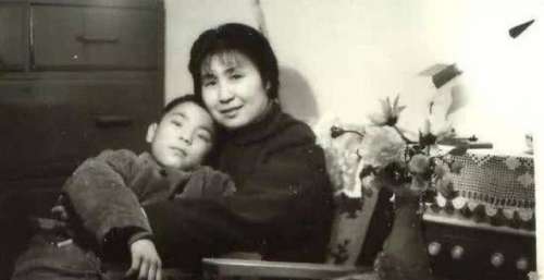她唱了一辈子歌，却鲜为人知，培养了一个儿子唱红全国