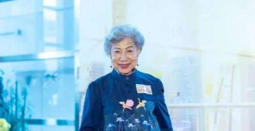 87岁罗兰搭乘地铁需友人搀扶，站在车厢中间许久，终获好心人让座