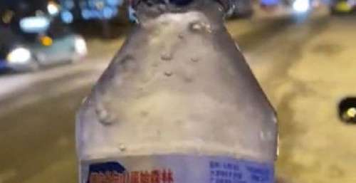 东北的寒冷魔法！东北矿泉水一晃秒变沙冰