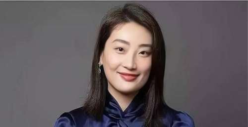 宗馥莉当年一意孤行换代言人被全网骂，现在才发现她原来是对的