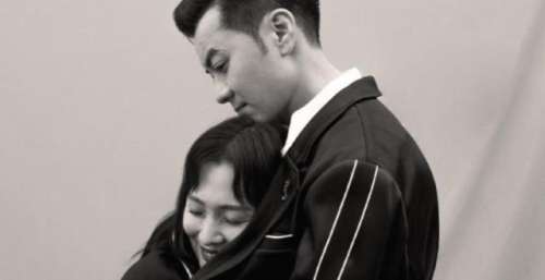 50岁梁汉文庆祝结婚13周年！曾陪妻子抗癌6年，为其健康放弃生育